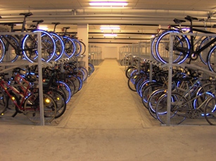 Tvåvånings cykelställ typ CA i cykelgarage i Odense, DK.