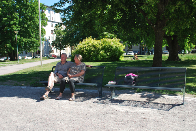 Delta bänkar utanför Matteuskyrkan i Norrköping.